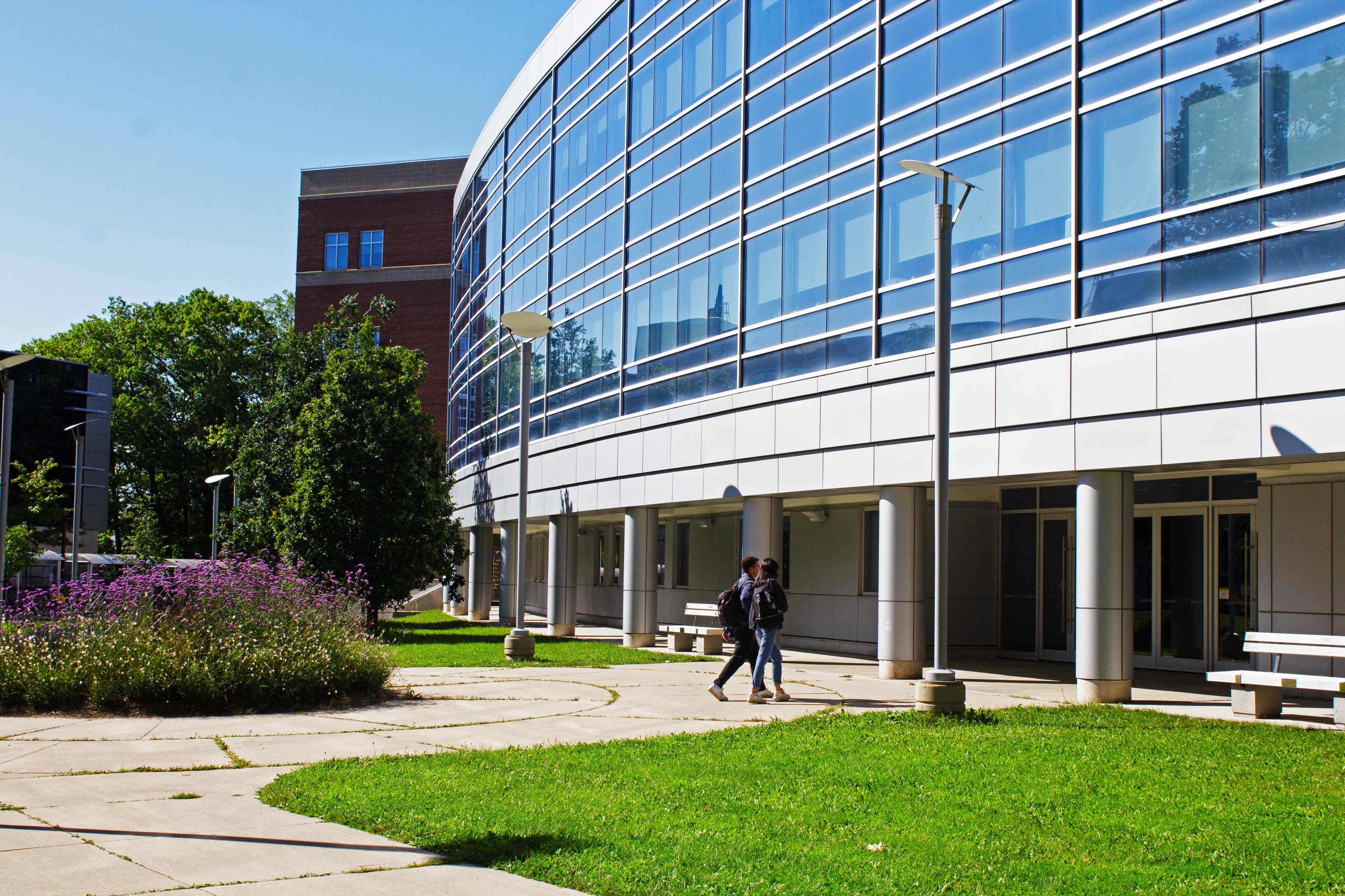 Image of students entering Summerlee Science complex